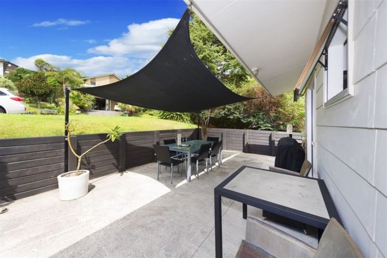 Photo of property in 1/17 Tiri View Place, Waiake, Auckland, 0630