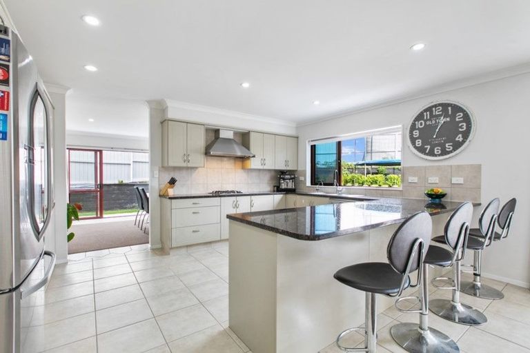 Photo of property in 13 Onemana Way, Te Atatu Peninsula, Auckland, 0610