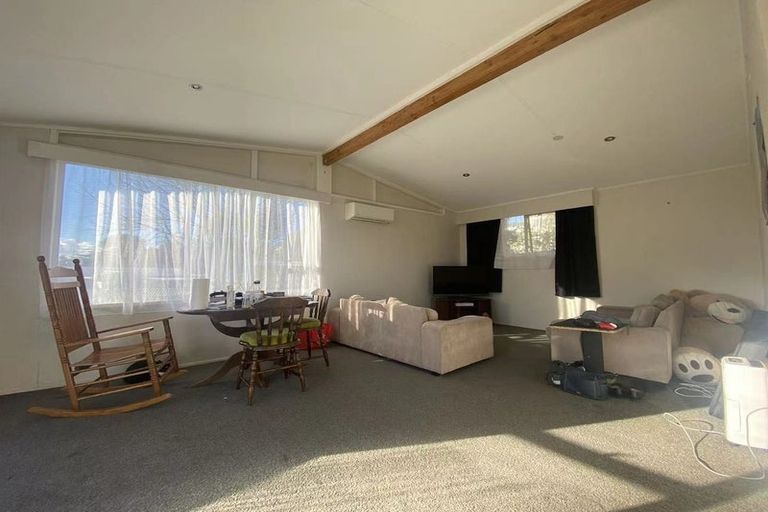Photo of property in 11 Idyll Place, Northcross, Auckland, 0632