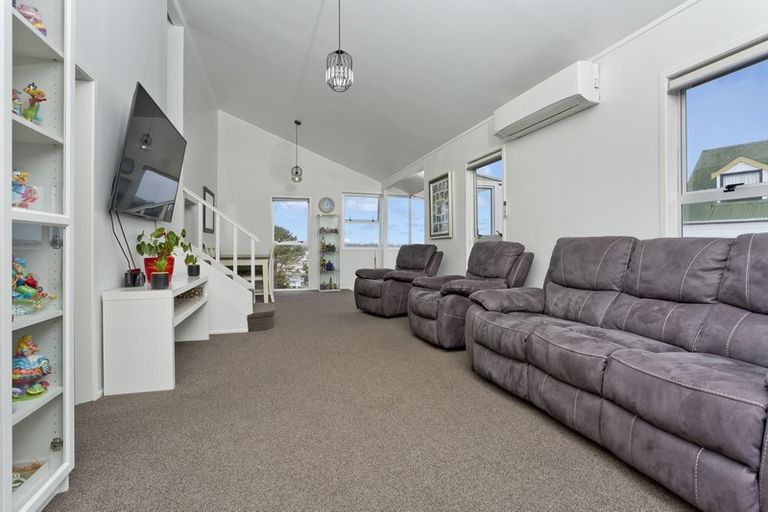 Photo of property in 1/28 Glen Vista Place, Bayview, Auckland, 0629