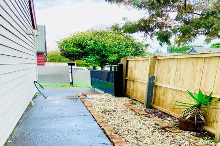 Photo of property in 2 Caspian Close, New Lynn, Auckland, 0600