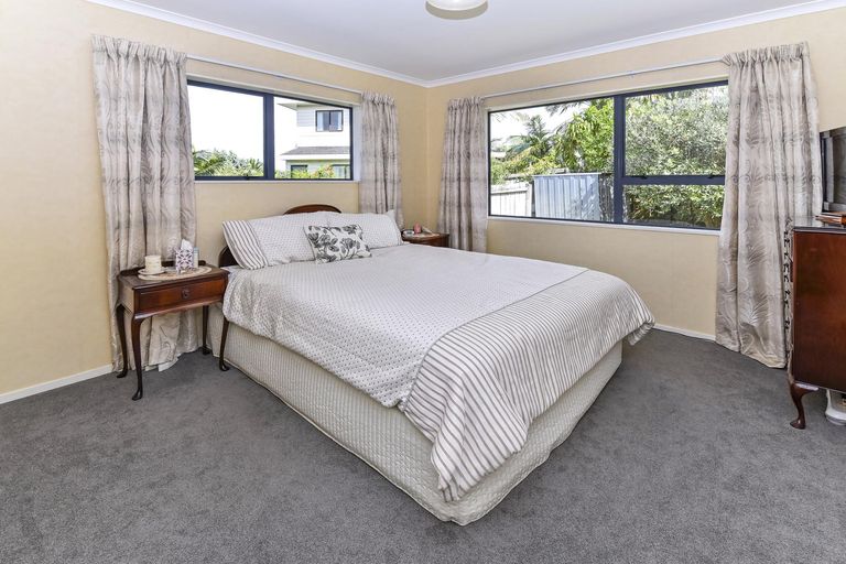 Photo of property in 6 Gleneagles Grove, Wattle Downs, Auckland, 2103