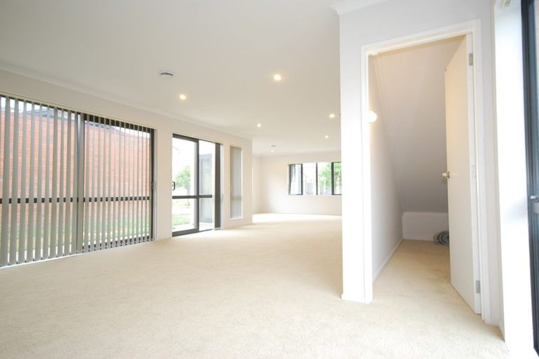 Photo of property in 8 Whekau Drive, Takanini, 2112