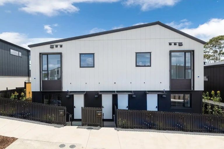 Photo of property in 2/3 Parapara Place, Albany, Auckland, 0632