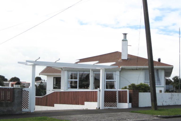 Photo of property in 18 Endeavour Street, Marfell, New Plymouth, 4310
