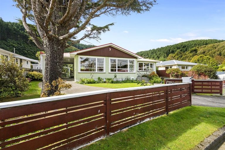 Photo of property in 10 Peckham Grove, Tawa, Wellington, 5028