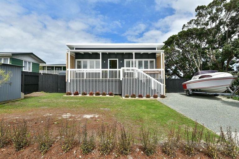 Photo of property in 1339 Whangaparaoa Road, Army Bay, Whangaparaoa, 0930