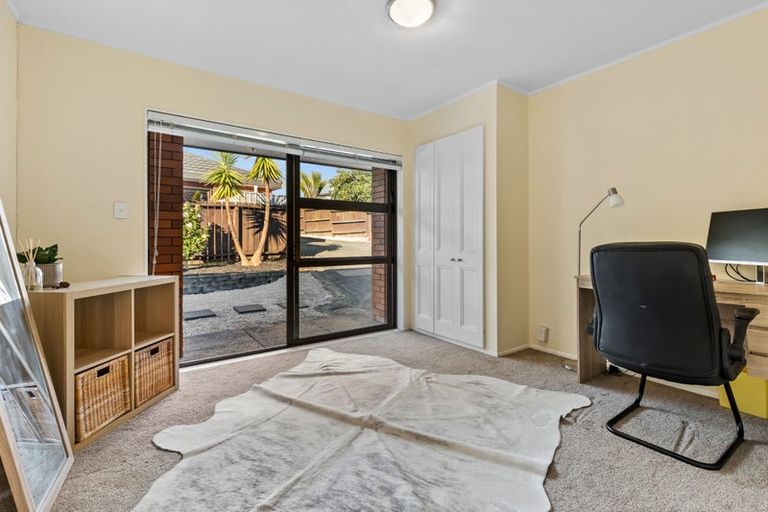Photo of property in 2/16 Matisse Drive, West Harbour, Auckland, 0618