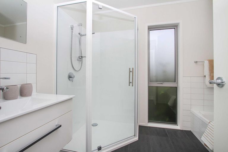 Photo of property in 29a Sylvan Crescent, Te Atatu South, Auckland, 0610