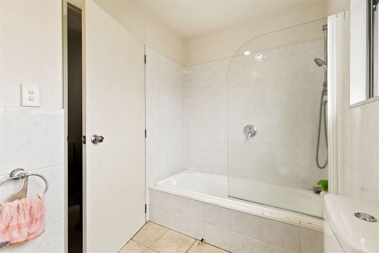 Photo of property in 3/6 Nimstedt Avenue, Oteha, Auckland, 0632