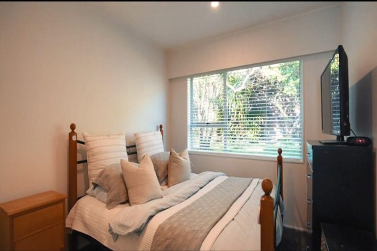 Photo of property in 1/9 Paruru Avenue, Northcote, Auckland, 0627