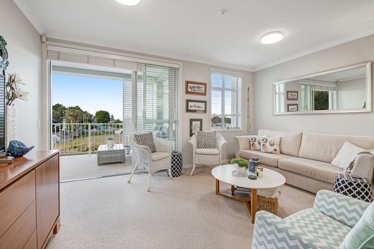 Photo of property in 10 Rewa Rewa Lane, Orewa, 0931