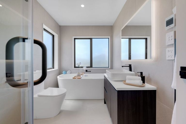 Photo of property in 14 Parkmore Drive, Rosehill, Papakura, 2113