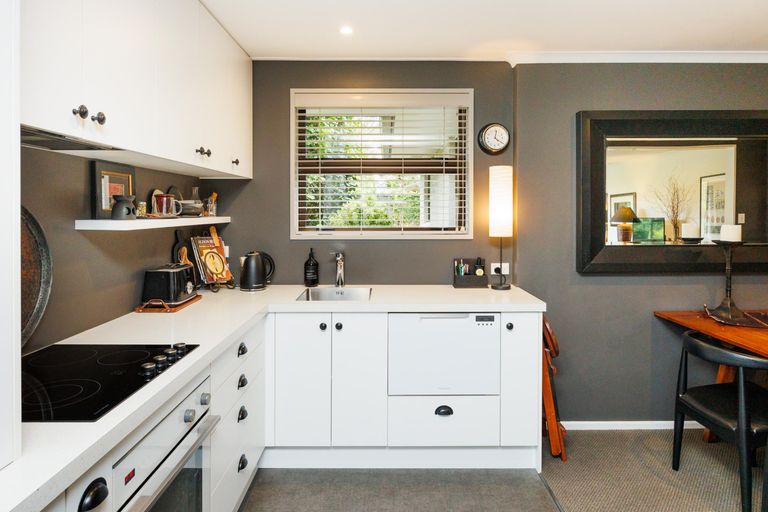 Photo of property in 8 Earl Place, Hokowhitu, Palmerston North, 4410