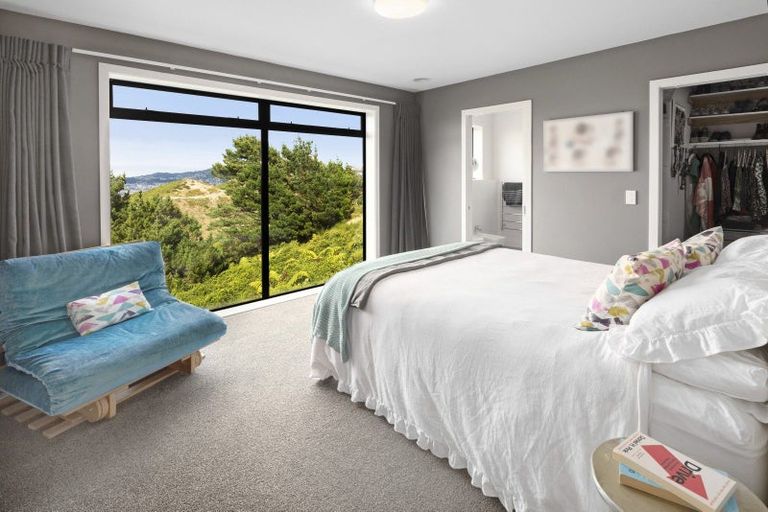 Photo of property in 16 Piper Way, Newlands, Wellington, 6037