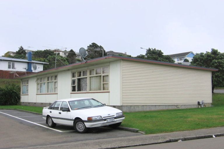 Photo of property in Batchelor Street Flats, 2-16 Batchelor Street, Newlands, Wellington, 6037