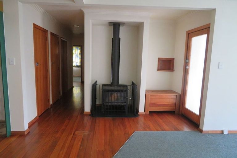 Photo of property in 92 Pinehaven Road, Pinehaven, Upper Hutt, 5019