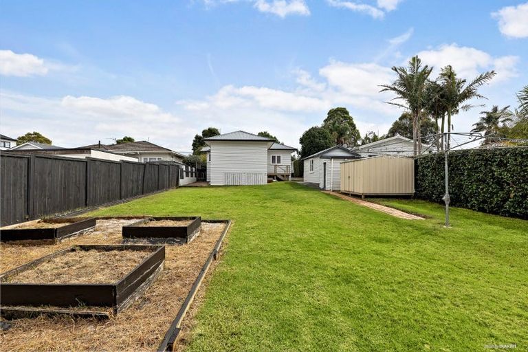 Photo of property in 20 Alberta Street, Point Chevalier, Auckland, 1022