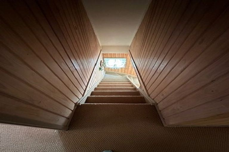 Photo of property in 1/4 Westpark Drive, West Harbour, Auckland, 0618