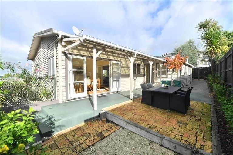 Photo of property in 1/8 Orchard Road, Waiake, Auckland, 0630