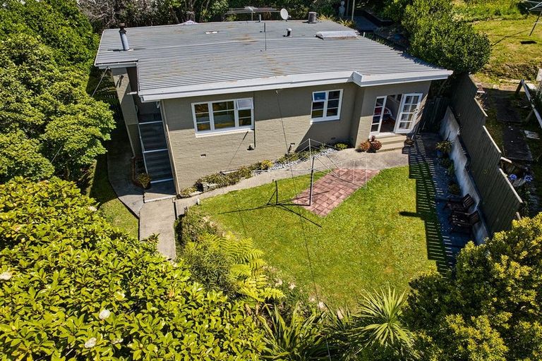 Photo of property in 1 Victory Crescent, Tawa, Wellington, 5028