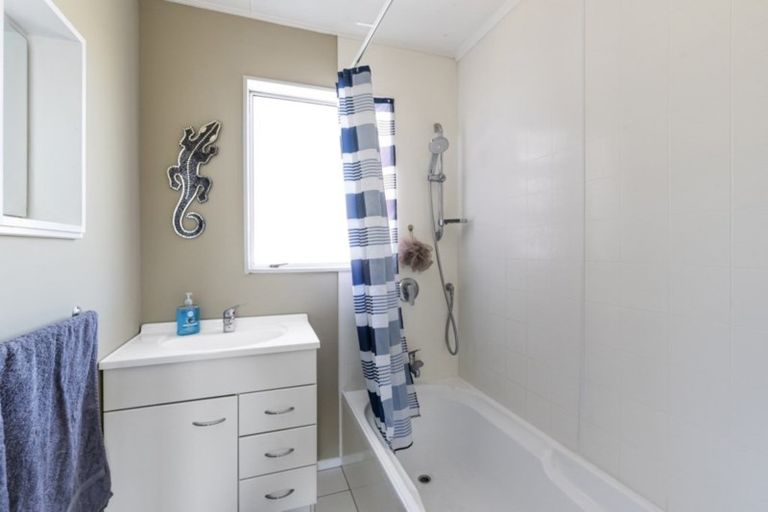 Photo of property in 17 Grenville Street, Levin, 5510