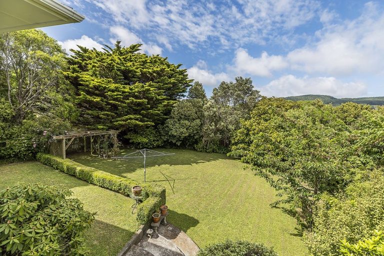 Photo of property in 28 Bartlett Grove, Tawa, Wellington, 5028