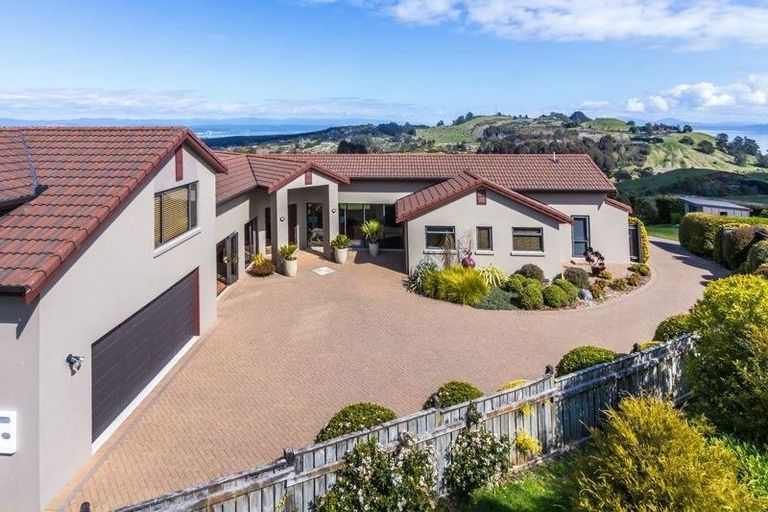 Photo of property in 42 Edge Hill, Acacia Bay, Taupo, 3385