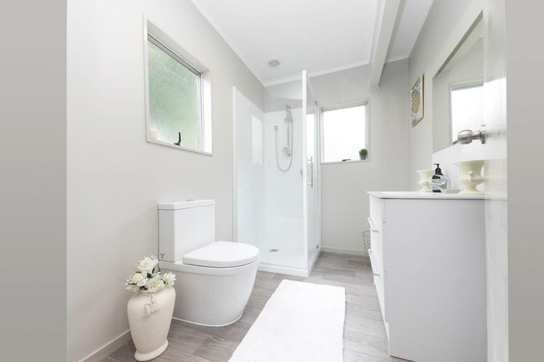 Photo of property in 35 Kemp Road, Massey, Auckland, 0614