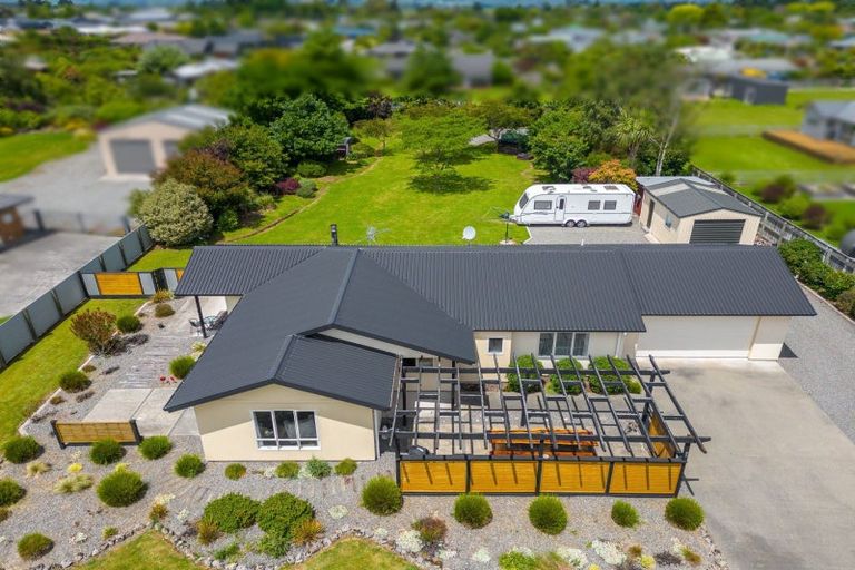 Photo of property in 2 Daffodil Grove, Carterton, 5713