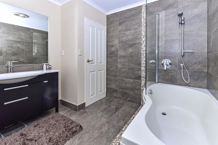 Photo of property in 6 Gleneagles Grove, Wattle Downs, Auckland, 2103