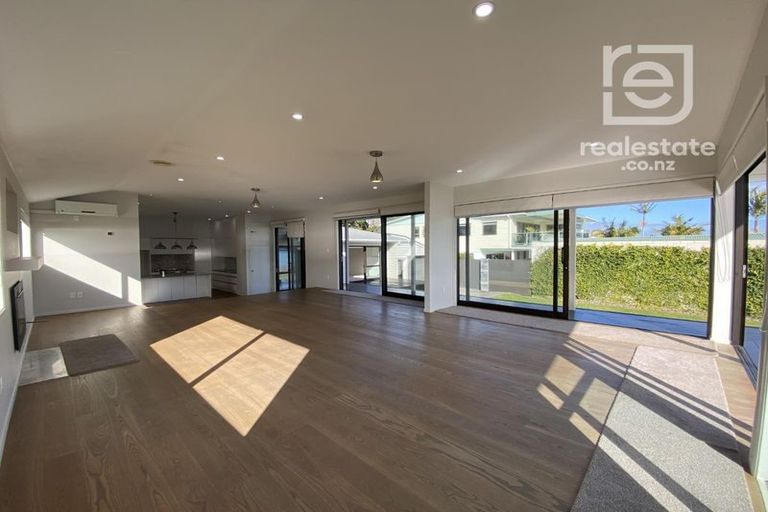 Photo of property in 62 The Terrace, Herald Island, Auckland, 0618