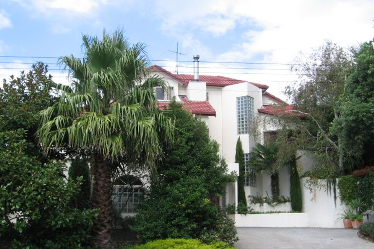 Photo of property in 2/12 Beechwood Road, Rothesay Bay, Auckland, 0630