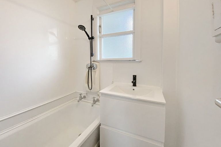 Photo of property in 660 Featherston Street, Roslyn, Palmerston North, 4414