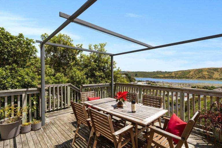 Photo of property in 8a Kiriwai Road, Paremata, Porirua, 5024