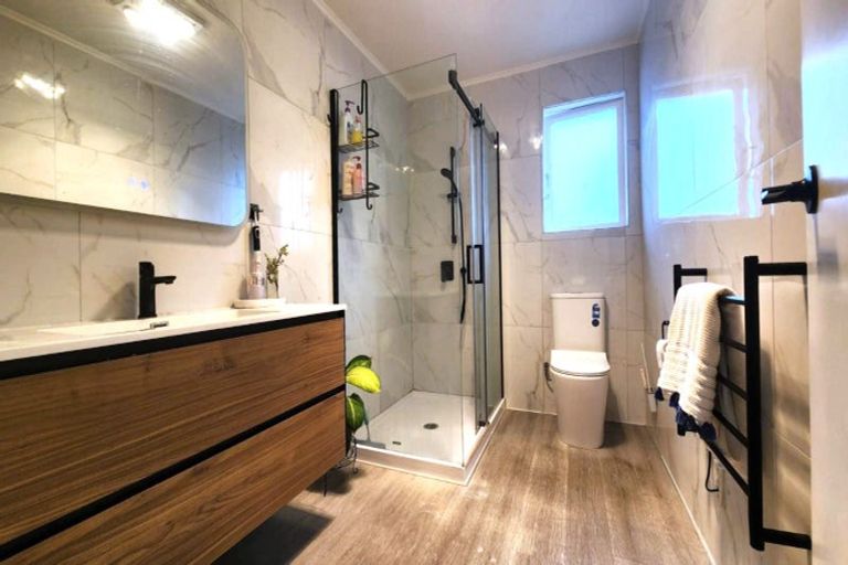 Photo of property in 15 Sherwood Avenue, Te Atatu South, Auckland, 0610