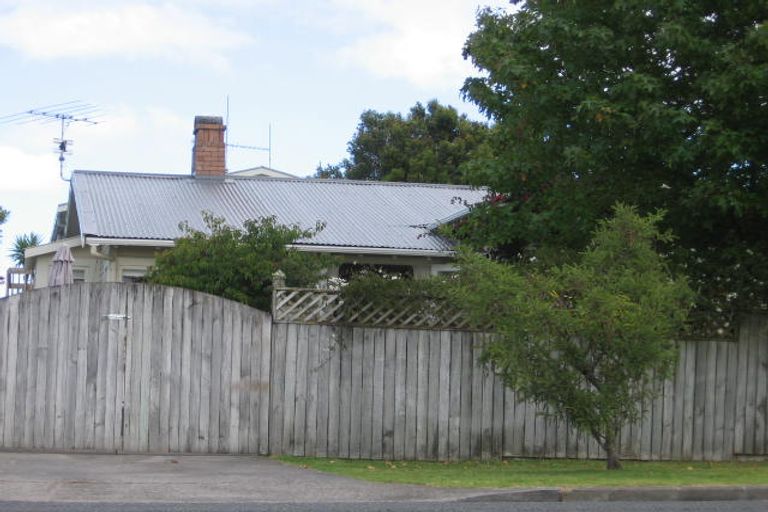 Photo of property in 14 Kowhai Road, Campbells Bay, Auckland, 0630