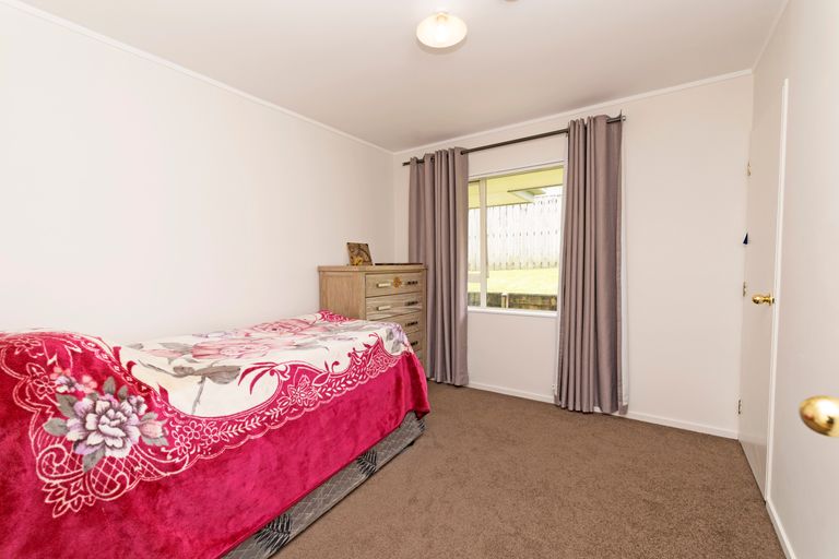 Photo of property in 15 Cretian Crescent, Henderson, Auckland, 0612