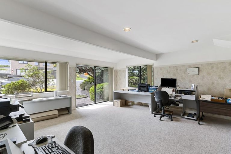 Photo of property in 8 Landsberg Way, Windsor Park, Auckland, 0632