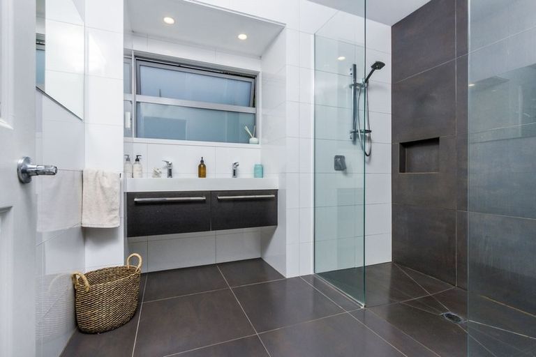 Photo of property in 15 Welland Place, Hillcrest, Auckland, 0627