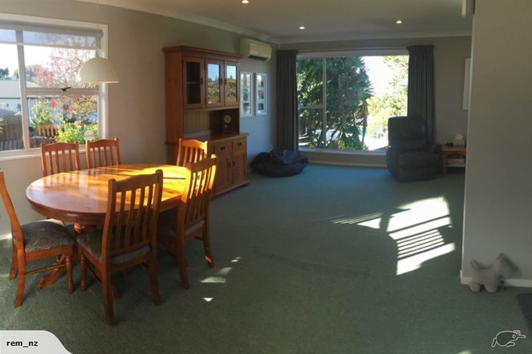 Photo of property in 8 Halcombe Place, Green Bay, Auckland, 0604