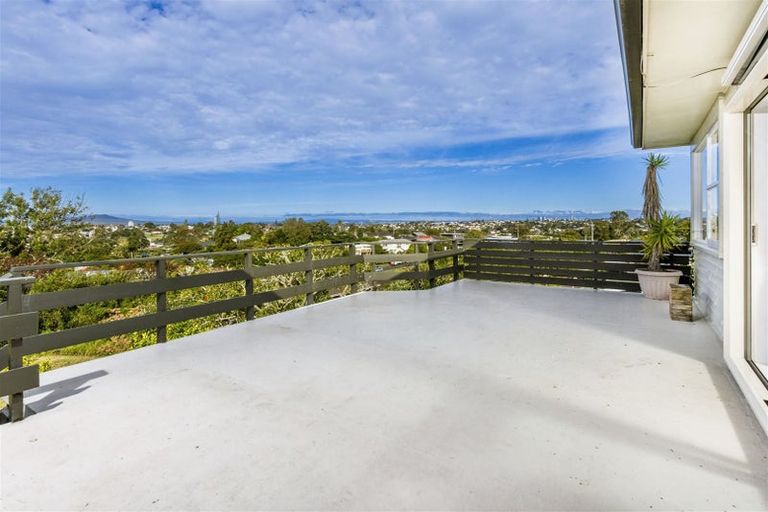 Photo of property in 70 Chivalry Road, Glenfield, Auckland, 0629