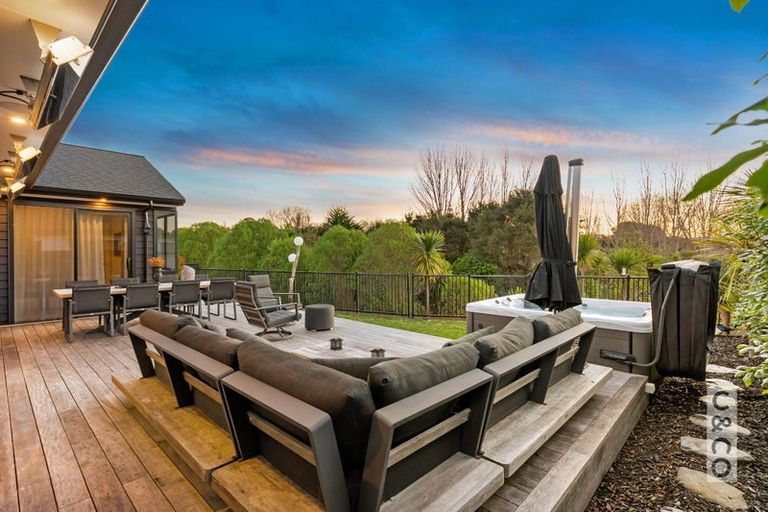 Photo of property in 21 Vogwill Road, Kumeu, 0810