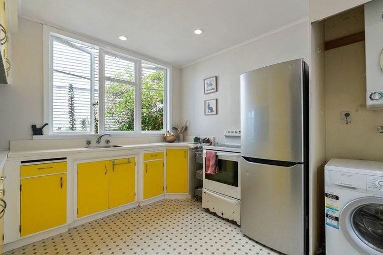 Photo of property in 25 Sutherland Crescent, Melrose, Wellington, 6023