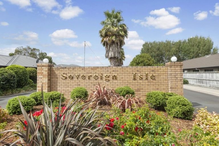 Photo of property in 28 Sovereign Isle Lane, Rototuna, Hamilton, 3210