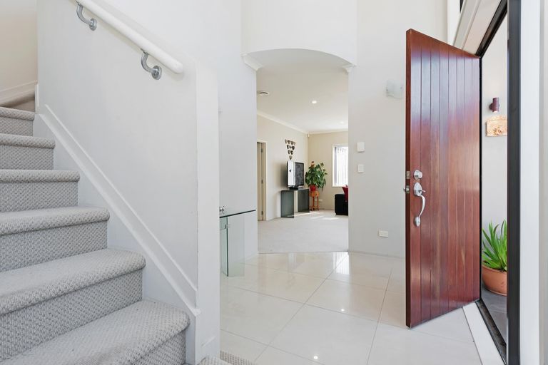 Photo of property in 19 Fairbairn Place, East Tamaki Heights, Auckland, 2016