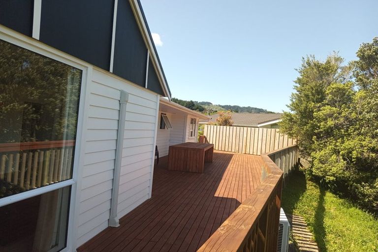 Photo of property in 24 Bartlett Grove, Tawa, Wellington, 5028