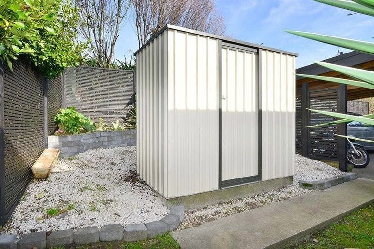 Photo of property in 2/599 Glenfield Road, Totara Vale, Auckland, 0629