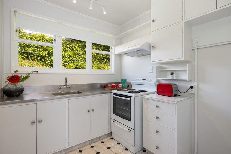 Photo of property in 14 Kahikatea Grove, Paparangi, Wellington, 6037