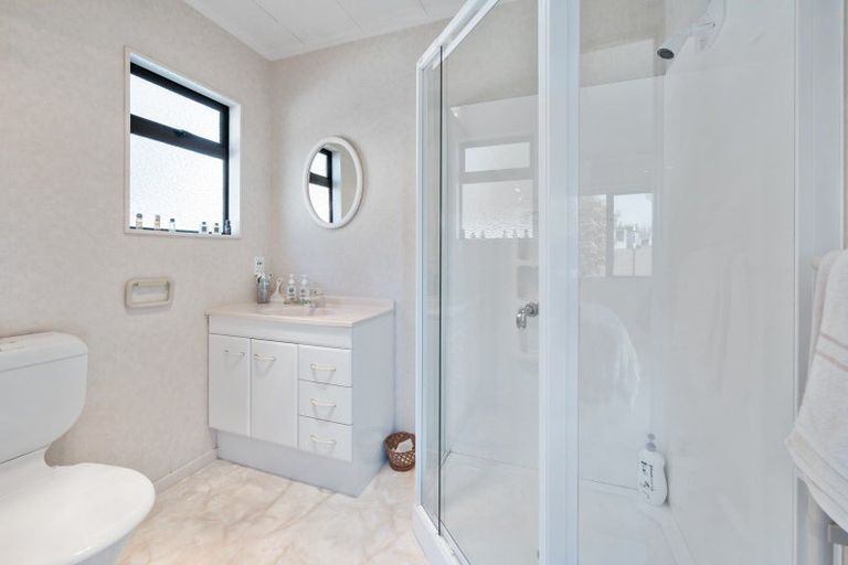 Photo of property in 6 Gibbs Place, Kinloch, Taupo, 3377